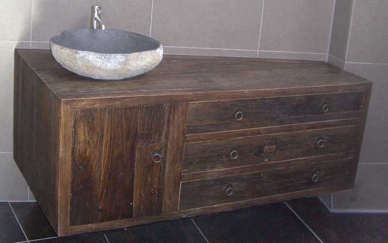 Unterschrank in rustikaler Version